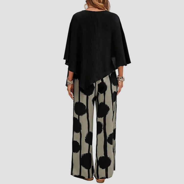 Duna | Modieuze damesoutfit met asymmetrische top en geprinte broek