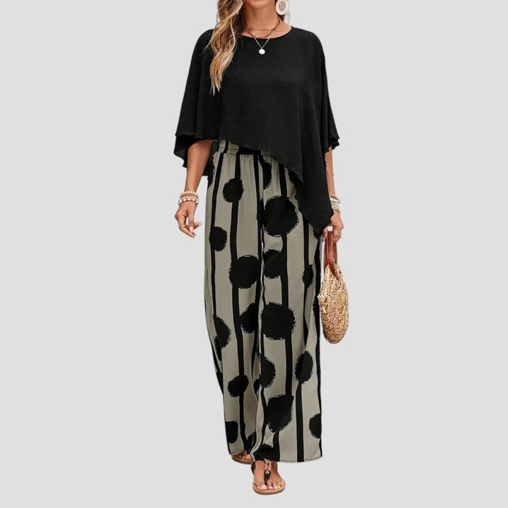 Duna | Modieuze damesoutfit met asymmetrische top en geprinte broek