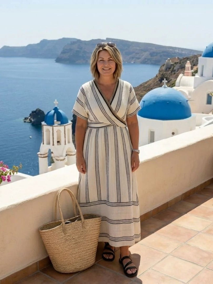 Thalassa | Midi-jurk met V-hals, korte mouwen en wikkelstijl taille